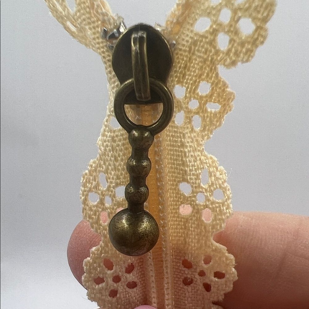 Mandala Crafts Nude Lace Fabric - 40 Zippers - Picture 6 of 6